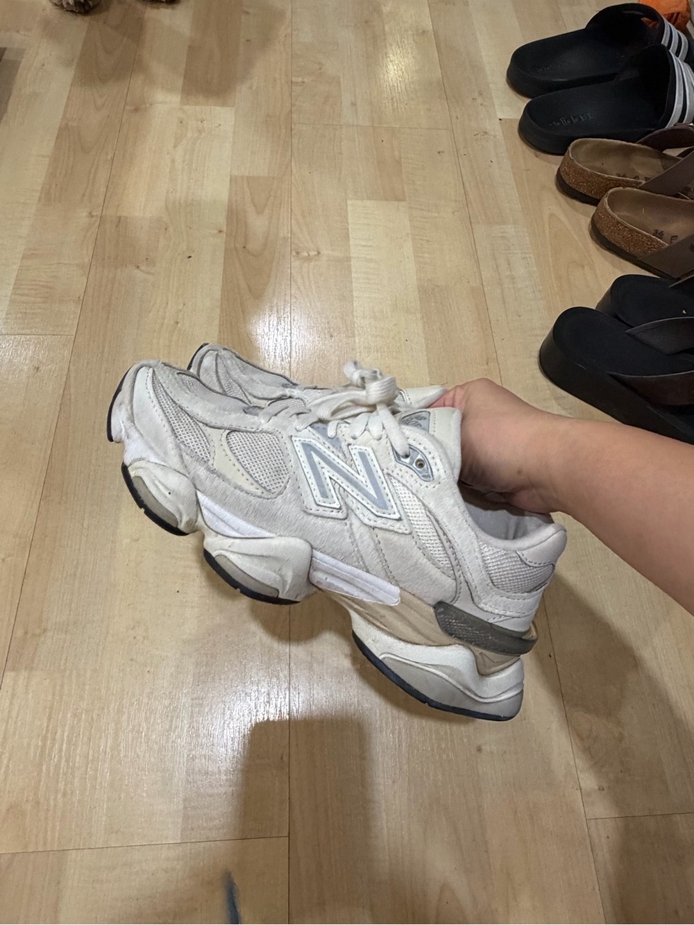 New Balance Women's 9060, Off-White and Gray, size 6